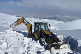 ŞIRNAK'TA KAR ESARETİ SÜRÜYOR KAR KALINLIĞI YER YER 2 METREYE ULAŞAN BÖLGEDE ÇALIŞMALAR ARALIKSIZ DEVAM EDİYOR