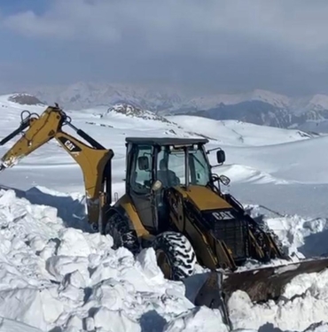 ŞIRNAK'TA KAR ESARETİ SÜRÜYOR KAR KALINLIĞI YER YER 2 METREYE ULAŞAN BÖLGEDE ÇALIŞMALAR ARALIKSIZ DEVAM EDİYOR
