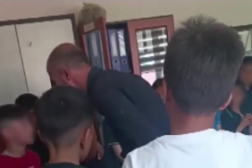 OKUL MÜDÜRÜ ÖĞRENCİLERE ŞİDDET UYGULADIĞI GEREKÇESİYLE AÇIĞA ALINDI ÖĞRENCİLERE SIRA DAYAĞI KAMERAYA YANSIDI