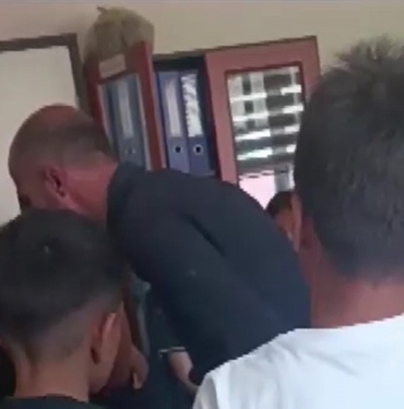 OKUL MÜDÜRÜ ÖĞRENCİLERE ŞİDDET UYGULADIĞI GEREKÇESİYLE AÇIĞA ALINDI ÖĞRENCİLERE SIRA DAYAĞI KAMERAYA YANSIDI