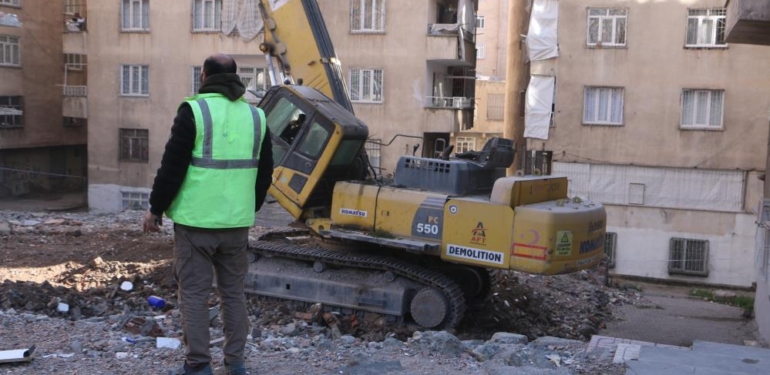 Diyarbakır’da Depremden Etkilenen Ağır Hasarlı Binaların Yıkımı Devam Ediyor