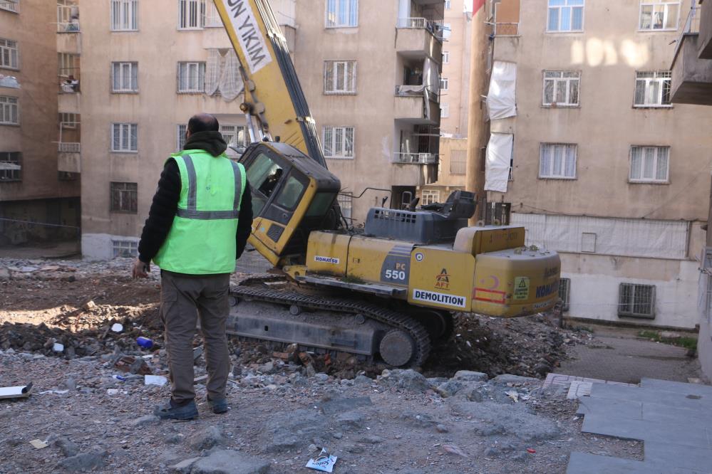 Diyarbakır’da Depremden Etkilenen Ağır Hasarlı Binaların Yıkımı Devam Ediyor