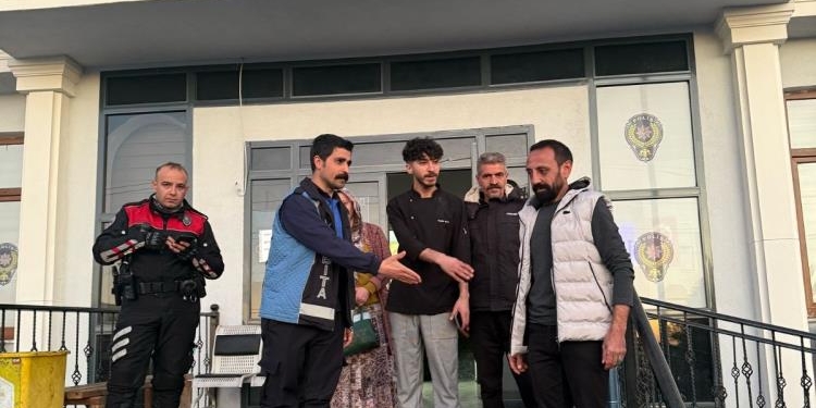 Belediye Personeli Yerde Bulduğu Para ve Altını Sahibine Teslim Etti