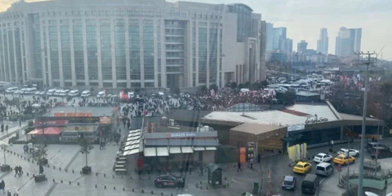 CHP’liler İmamoğlu İçin Adliye Önünde Toplandı