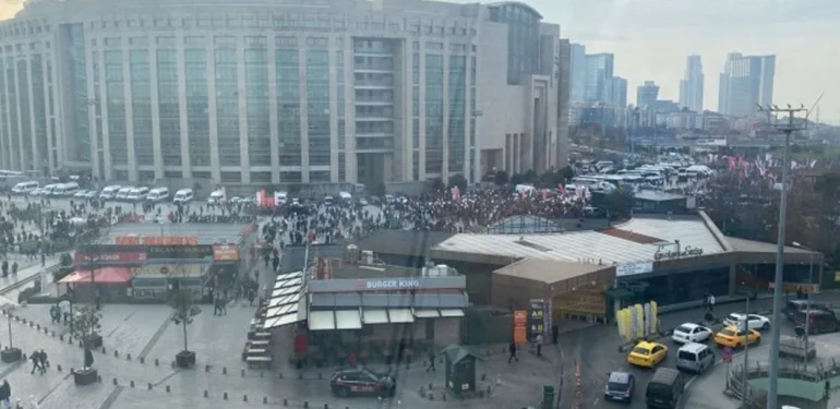 CHP’liler İmamoğlu İçin Adliye Önünde Toplandı