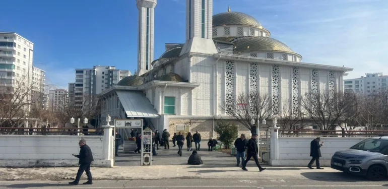 Diyarbakır’da Cemaat Yağmur İçin Dua Etti