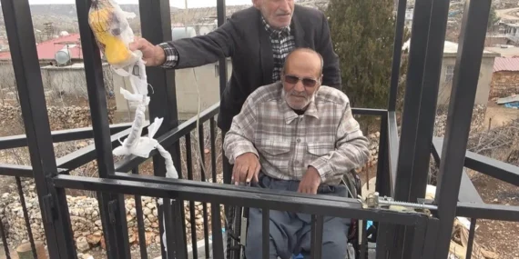 Diyarbakır’da Engelli Vatandaş İçin Mahalleye Asansör Yapıldı