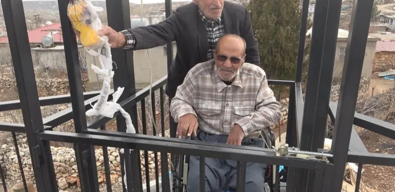 Diyarbakır’da Engelli Vatandaş İçin Mahalleye Asansör Yapıldı