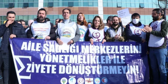 Diyarbakır’da Hekimler Eylemde, 5 Maddelik Taleplerini Açıkladılar