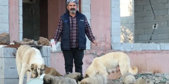 Hurda Geliriyle Sokak Hayvanlarını Besliyor
