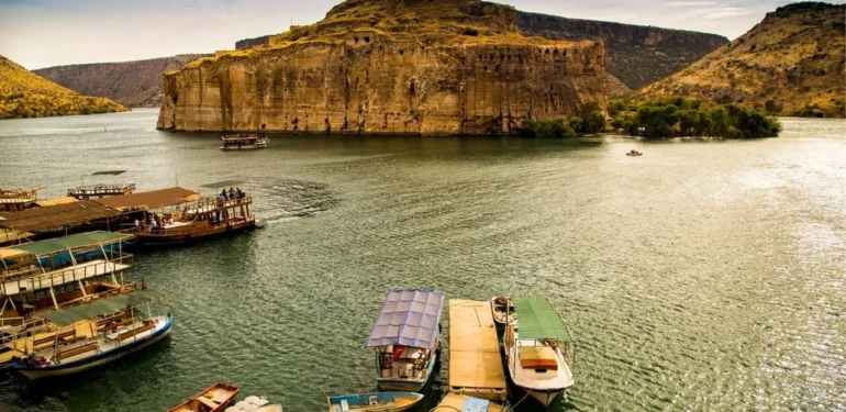 Halfeti’de Tekne İşletmecilerinden Tepki: Kontak Kapattılar