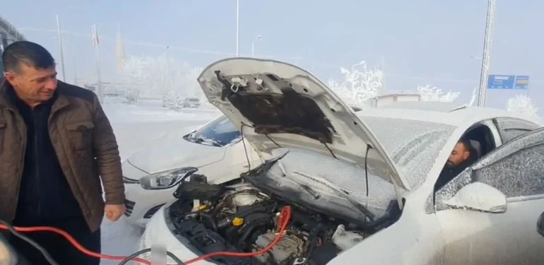 Sibirya Soğukları Devam Ediyor, Onlarca Araç Çalışmadı