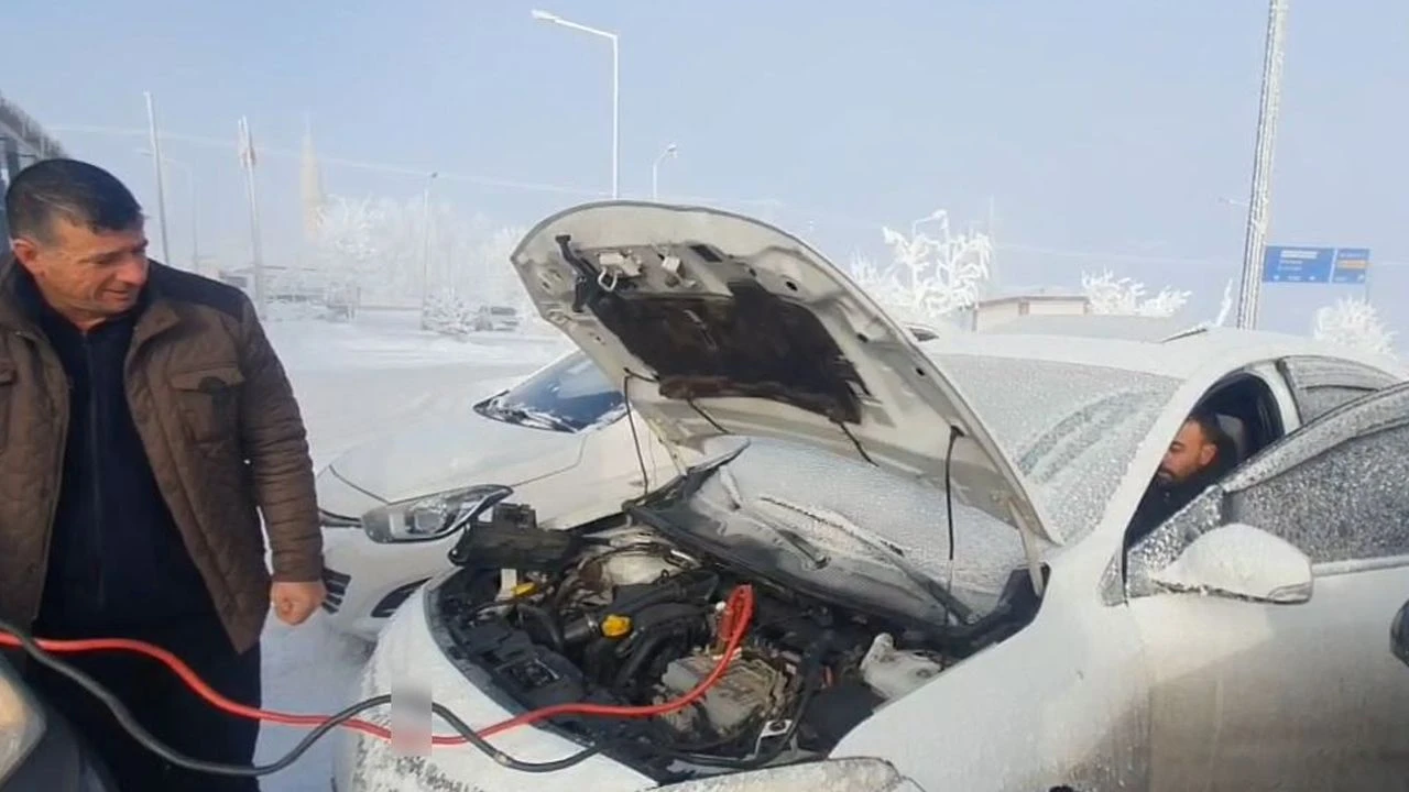 Sibirya Soğukları Devam Ediyor, Onlarca Araç Çalışmadı
