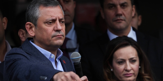 Özgür Özel’den “Kayyum” Tepkisi: Erdoğan’a Sesleniyorum; Bindiğin Dalı Kesersin