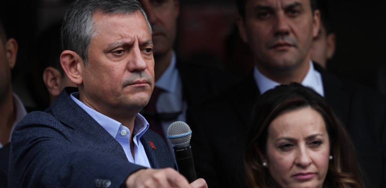 Özgür Özel’den “Kayyum” Tepkisi: Erdoğan’a Sesleniyorum; Bindiğin Dalı Kesersin