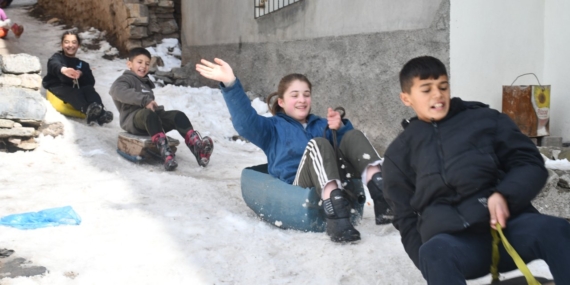 Şırnaklı Çocukların Plastik Bidonla Karda Kayma Keyfi