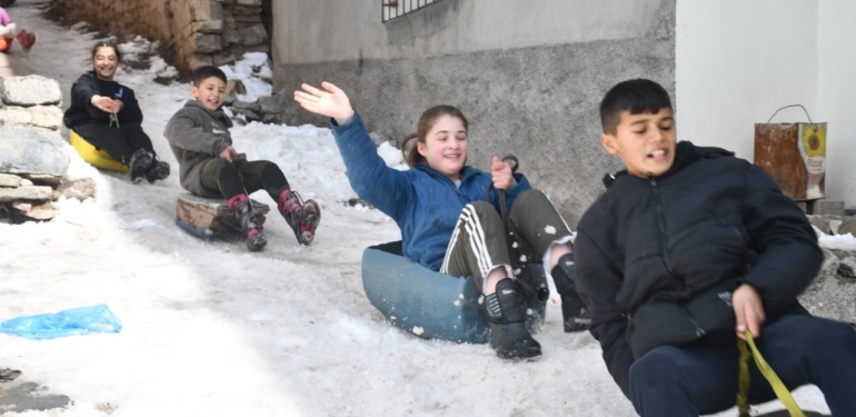 Şırnaklı Çocukların Plastik Bidonla Karda Kayma Keyfi