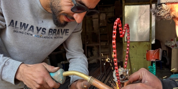 Eşine Sevgililer Günü’nde Demirden Gül Yaptı