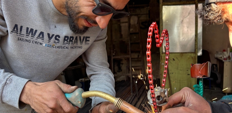 Eşine Sevgililer Günü’nde Demirden Gül Yaptı
