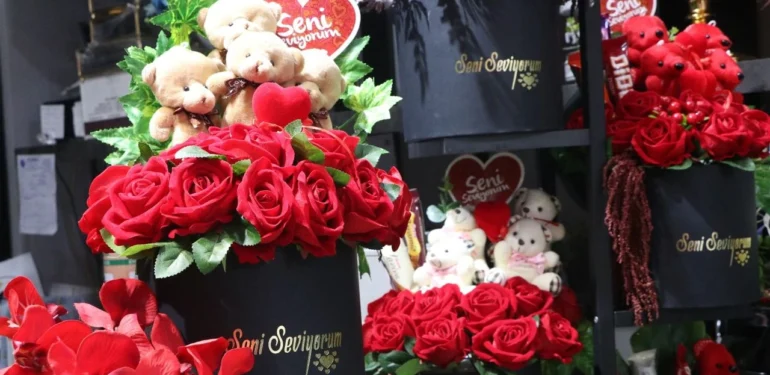 Sevgiliye Çiçeğin Maliyeti Cep Yakıyor