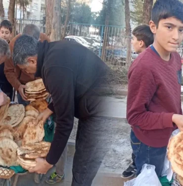 diyarbakirli-cocuk-tandir-ekmegi-ile-gecimini-sagliyor1