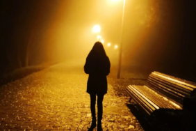 gece-yalniz-yururken-kadinlar-artik-daha-guvensiz-hissediyor-bxxt_cover