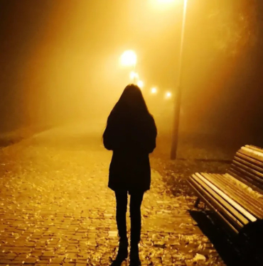 gece-yalniz-yururken-kadinlar-artik-daha-guvensiz-hissediyor-bxxt_cover