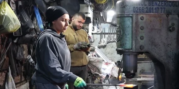 Kendi Hikayesini Yaratan Kadın; Demiri Büküp Yeniden Hayat Veriyor