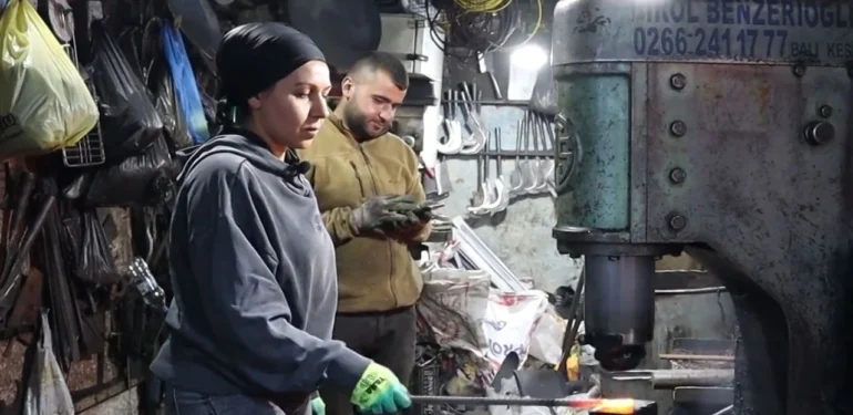 Kendi Hikayesini Yaratan Kadın; Demiri Büküp Yeniden Hayat Veriyor