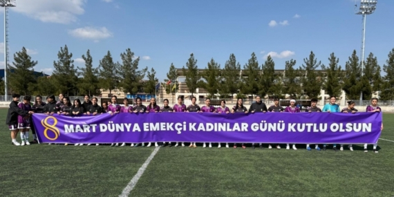 DBB Kadın Futbol Takımı, 8 Mart Pankartıyla Sahaya Çıktı