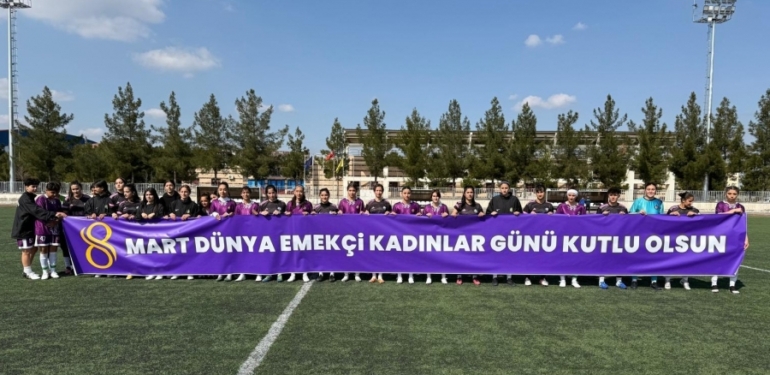 DBB Kadın Futbol Takımı, 8 Mart Pankartıyla Sahaya Çıktı