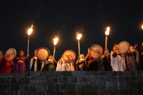 meşaleli diyarbakır surlarında newroz