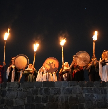 meşaleli diyarbakır surlarında newroz