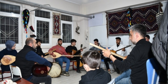 İftar Sonrası Saz Eğitimi Alıyorlar