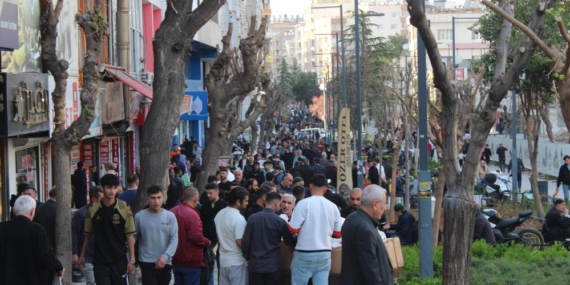Çarşı ve Pazarlarda Bayram Yoğunluğu