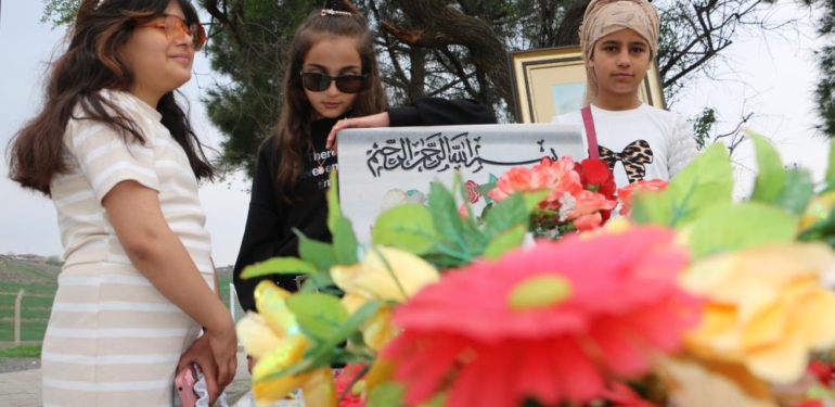 Arkadaşları Bayramda Narin’in Mezarını Ziyaret Etti