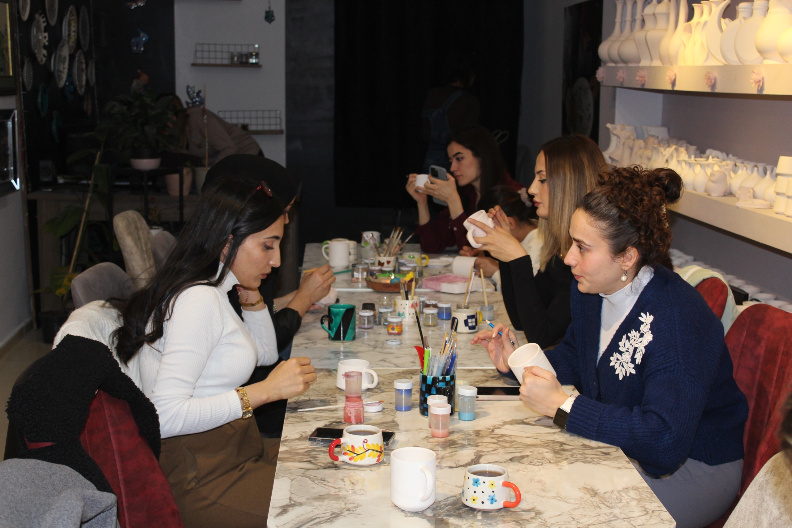 Kadınlar Günün Yorgunluğunu Sanat Atölyesinde Atıyor