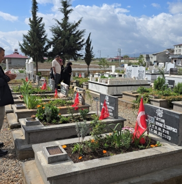 DEPREMDE YAKINLARINI KAYBEDENLERİN BURUK BAYRAMI DEPREMDE YAKINLARINI KAYBEDENLER BAYRAMIN 2'NCİ GÜNÜNDE DE MEZARLIKLARDA