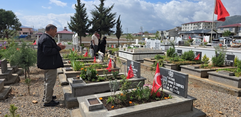 Depremde Yakınlarını Kaybedenlerin Buruk Bayramı