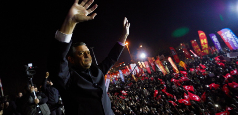 Özgür Özel’den Mansur Yavaş Özrü