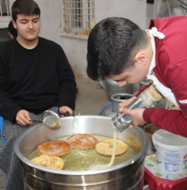 NESİLDEN NESİLLE RAMAZAN AYINA ÖZEL TATLI YAPIYORLAR