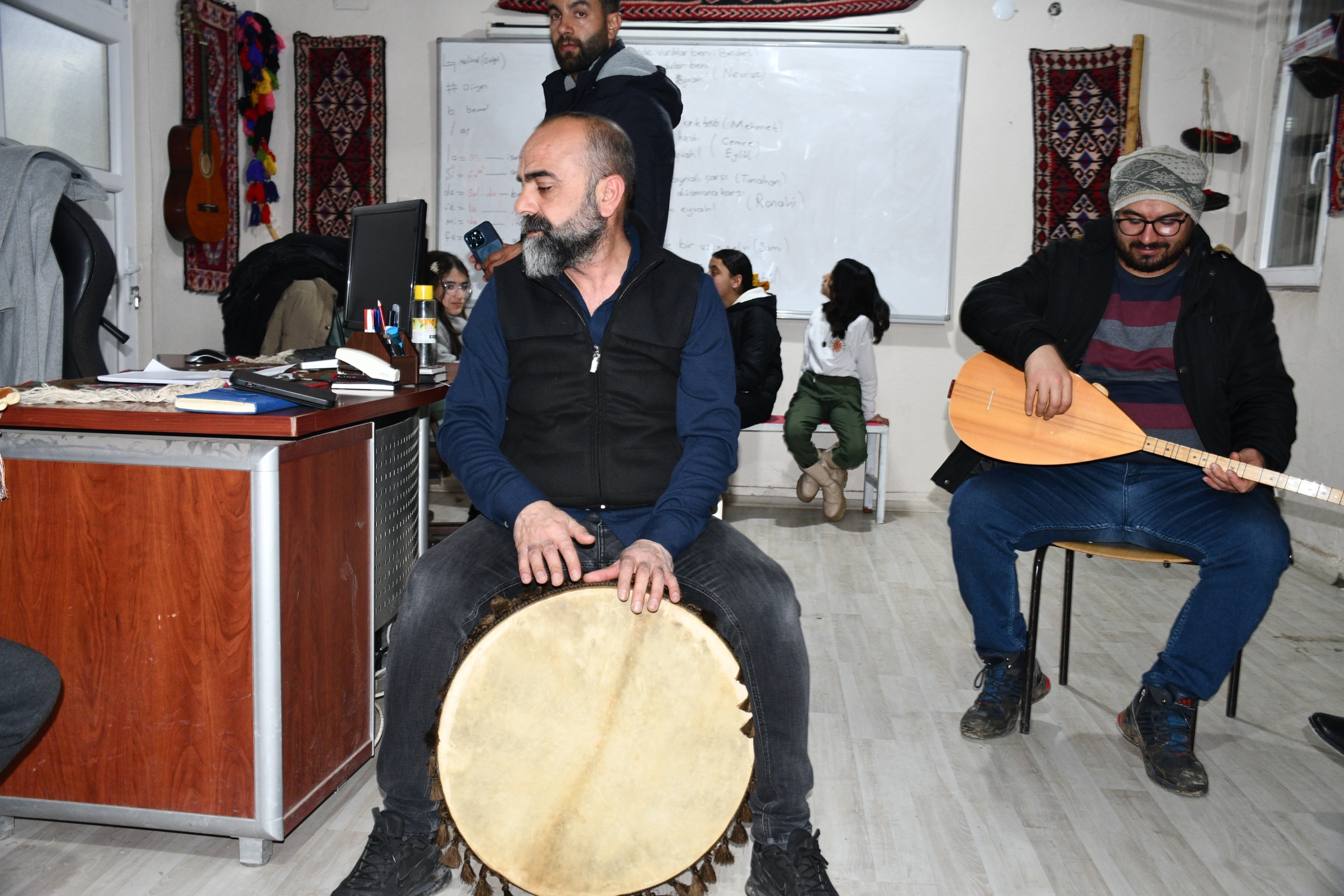İftar Sonrası Saz Eğitimi Alıyorlar 2 İftar Sonrası Saz Eğitimi Alıyorlar