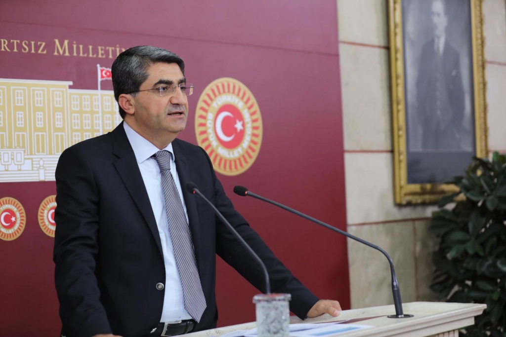 Ekmen: "Kadın Cinayetleri Bu Ülkenin Kara Yüzüdür" 1 Ekmen: "Kadın Cinayetleri Bu Ülkenin Kara Yüzüdür"