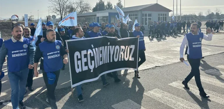 İşçiler Yürüdü: “İnsanca Yaşamaya Yetecek Ücret İstiyoruz”