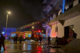 SİİRT'TE TERLİK FABRİKASINDA ÇIKAN YANGINDA 11 KİŞİ DUMANDAN ETKİLENDİ