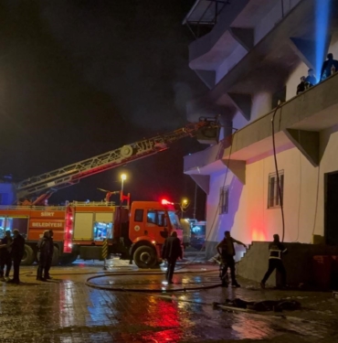 SİİRT'TE TERLİK FABRİKASINDA ÇIKAN YANGINDA 11 KİŞİ DUMANDAN ETKİLENDİ