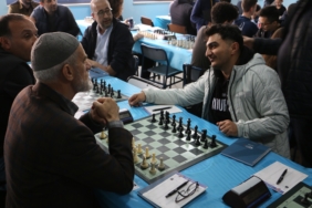 DİYARBAKIR'DA 7'DEN 70'E SATRANÇ TURNUVASI DİYARBAKIR'DA İLK KEZ DÜZENLENEN SATRANÇ TURNUVASINA 23 İLDEN 120 SPORCU KATILDI