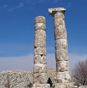 MOLOZ TAŞLARDAN OLUŞAN 2 BİN 60 YILLIK TÜMÜLÜS HAYRAN BIRAKIYOR