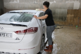 DİYARBAKIR'A ÇAMUR YAĞDI, OTO YIKAMACILARDA KUYRUK OLUŞTU