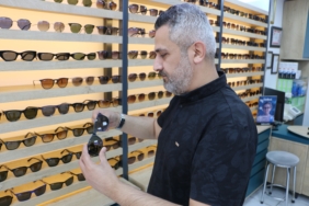 GÖZLÜKÇÜLER ODASI BAŞKANI'NDAN SAHTE GÜNEŞ GÖZLÜĞÜ UYARISI: "SAHTE GÜNEŞ GÖZLÜKLERİ CİDDİ GÖZ HASTALIKLARINA SEBEBİYET VERİR"
